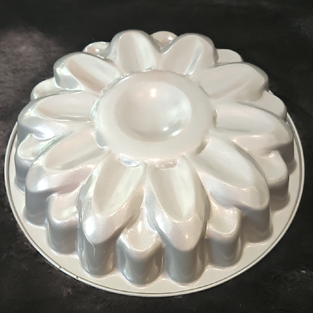 Silver Sunflower Cake Pan